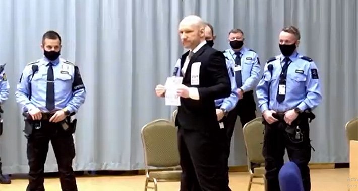Pogledajte s kakvom se porukom terorista Breivik pojavio na sudu