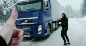 Vozač kamiona iz BiH zapeo u snijegu, a onda je stigla pomoć
