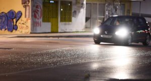 Policija traži pomoć od građana: Ko je vozio sivog “passata 3C” i udario staricu?