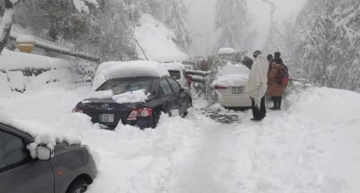 Najmanje 21 osoba preminula na snijegom blokiranim putevima