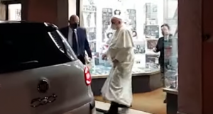 Papa Franjo zbog problema s koljenom neće posjetiti Moskvu i Kijev