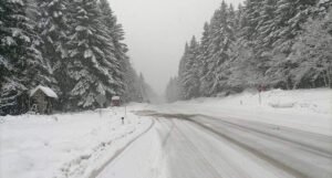 Upozorenje vozačima: Na ovim dionicama zbog vjetra i snijega saobraćaj je otežan