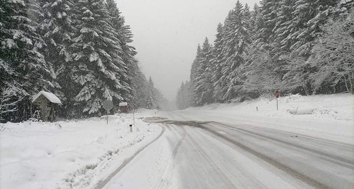 Snijeg stvara probleme vozačima, evo na kojim putnim pravcima je najteža situacija