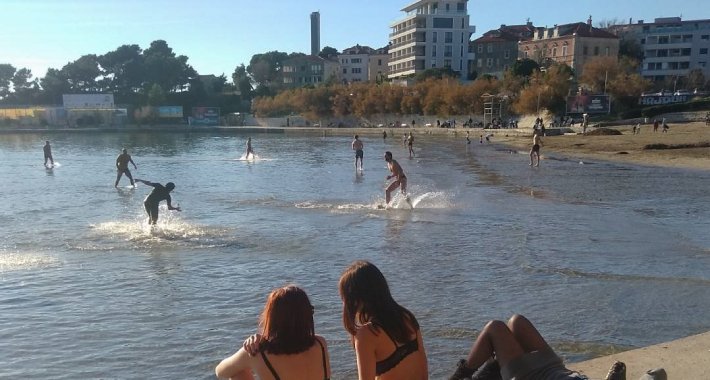 Splićani i turisti kupaju se u Jadranskom moru