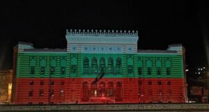 Vijećnica osvijetljena bojama zastave Bugarske