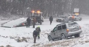Hiljade domaćinstava bez struje zbog snježne oluje, otkazano hiljade letova