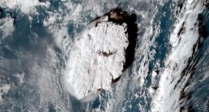 Objavljen satelitski snimak snažne erupcije podvodnog vulkana koji je izazvao cunami