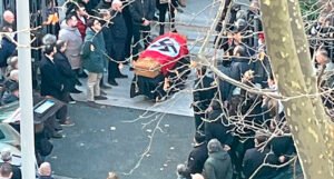 Sahrana koja je šokirala cijelu zemlju: Nacistička zastava na sanduku i podizanje desnice