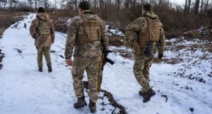 Ukrajina proglašava vanredno stanje, na istoku 96 granatiranja, poginuo vojnik