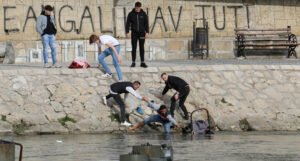 Građani spasili ženu koja je sa djetetom upala u rijeku Vardar