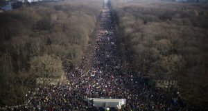 Desetine hiljada ljudi na ulicama Berlina protestuju protiv rata i daju podršku Ukrajini