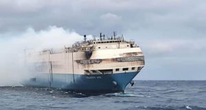 Usred okeana gori brod koji prevozi automobile vrijedne skoro 700 miliona KM