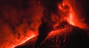 Prva erupcija vulkana Etna ove godine: Tri potoka lave tekla su nekoliko stotina metara