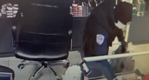 Objavljen snimak na kojem se vidi lažni policajac dok krade pištolje iz KM Tradea