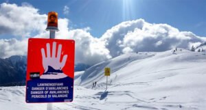 Dvoje skijaša poginulo u lavini u Alpima