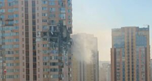 Snimljen trenutak kako ruski projektil pogađa stambenu zgradu u Kijevu