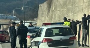 Uhapšene tri osobe na ulazu u Sarajevo, vreću s drogom bacili iz auta