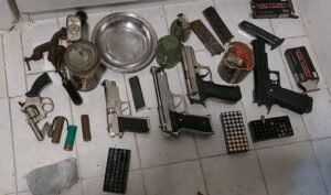 Policija u stanu pronašla veću količinu oružja, municije, eksplozivnih sredstava i droge