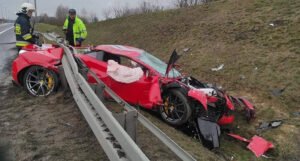 Totalka od 300.000 eura: Uništio Ferrari s kojim se “uvukao” ispod zaštitne ograde