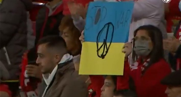 Pogledajte reakciju navijača Benfice kada je na teren ušao ukrajinski fudbaler
