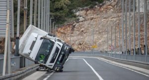 Bura u Dubrovniku prevrnula kamion