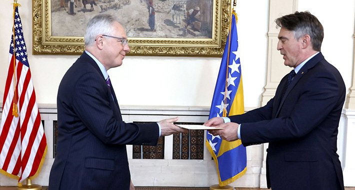 Novi američki ambasador Murphy predao akreditive Komšiću
