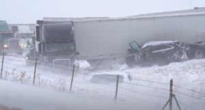 Tokom snježne oluje na autoputu sudarilo se više od 100 vozila