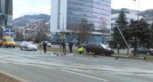 Vozač automobila se zabio u semafor u Sarajevu