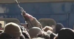 Haos tokom evakuacije iz Kijeva: Hiljade ljudi pokušavaju pobjeći, vojnici morali zapucati