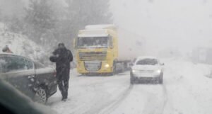 Snijeg usporio saobraćaj, iz BIHAMK-a upozoravaju na moguću poledicu