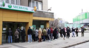 Zeničani i danas u velikom redu čekaju ispred filijale Sberbank