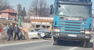 Teška nesreća kod Srebrenika, sudarili sa kamion i auto u kojem je bilo pet osoba