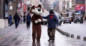 Vučko na ulicama Sarajeva proslavio 38. rođendan i godišnjicu Zimskih olimpijskih igara