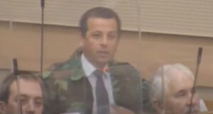 Vukanović u Skupštini RS-a obukao uniformu i poručio: Istaknite bijelu zastavu