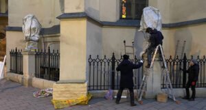 Ukrajinci pokušavaju zaštiti historijske skulpture i umjetnička djela
