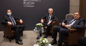 Dodik i Džaferović se sastali s Varhelyjem i Pahorom, objavljeno je šta su bile teme razgovora