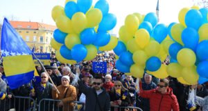 Hiljade ljudi u Tuzli na protestu podrške Ukrajini i miru u Evropi i BiH