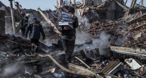 Ruski agresor raketama uništio školu, nastavljena evakuacija iz Mariupolja, žrtve u Kijevu