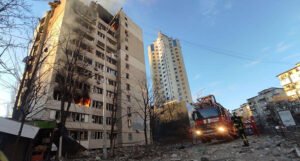 Ruski agresori i dalje gađaju stambene zgrade u Kijevu, s brodova raketirana Odesa