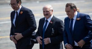 Lukašenko: Beograd neće moći sjediti na više stolica