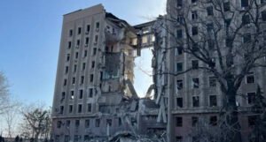 Objavljen snimak: Ruski projektil “prepolovio” zgradu, najmanje troje mrtvih