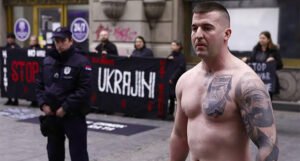 Muškarac s tetovažama zločinaca provocirao na demonstracijama protiv ruske agresije