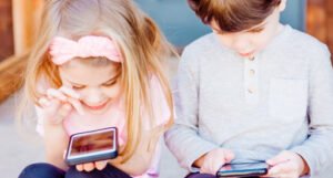 Djeca koja provode više vremena koristeći mobilne uređaje mogu imati probleme u ponašanju