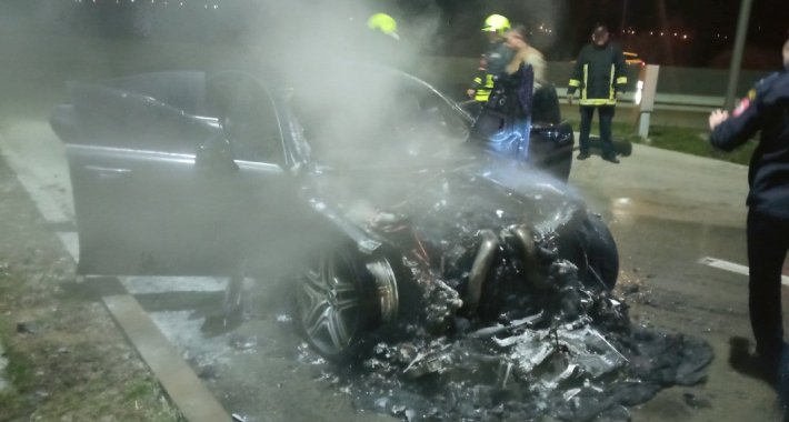 Izgorio “mercedes”, brzom reakcijom vozača spriječena tragedija
