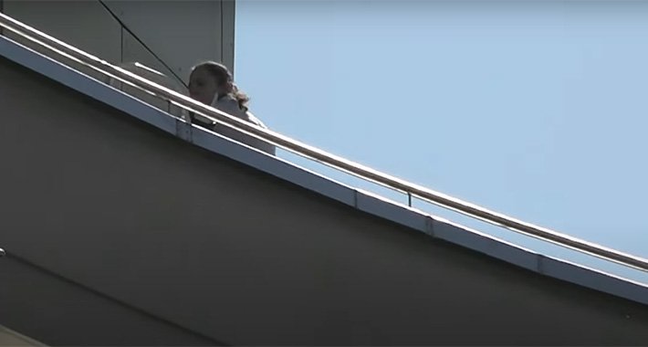 Peteročlana porodica skočila s balkona nakon posjete policije, samo sin preživio