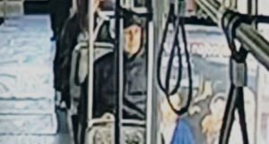 Policija objavila fotografije osobe koja se sumnjiči da je ostavila bombu u tramvaju