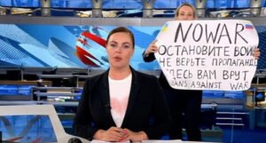 Ne zna se gdje je novinarka koja je na ruskoj televiziji pokazala antiratni plakat