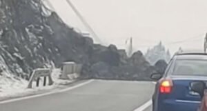 Veliki odron na M-17: Brdo kamenja i zemlje sručilo se na cestu, saobraćaj obustavljen