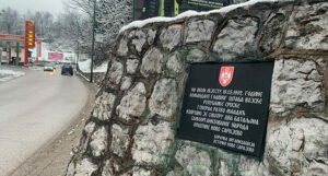 Ponovo postavljena ploča Ratku Mladiću kod Sarajeva uprkos zakonskoj zabrani