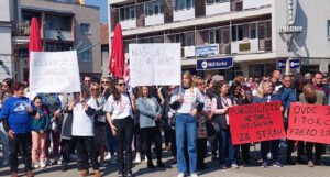 Protesti zbog smrti porodilje i njene bebe: Strašno je kako se ophode prema trudnicama u Kantonalnoj bolnici
